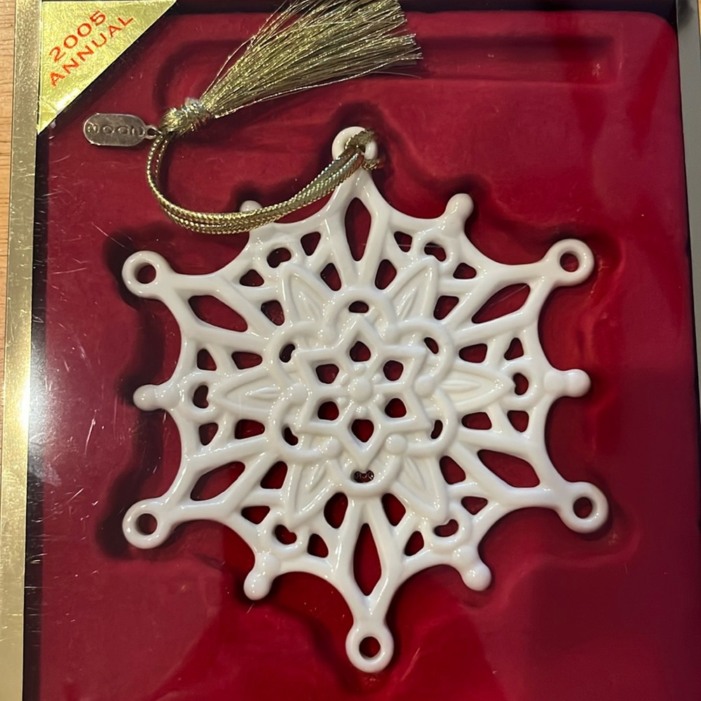 Lenox Snow Fantasies Snowflake ornament 2005